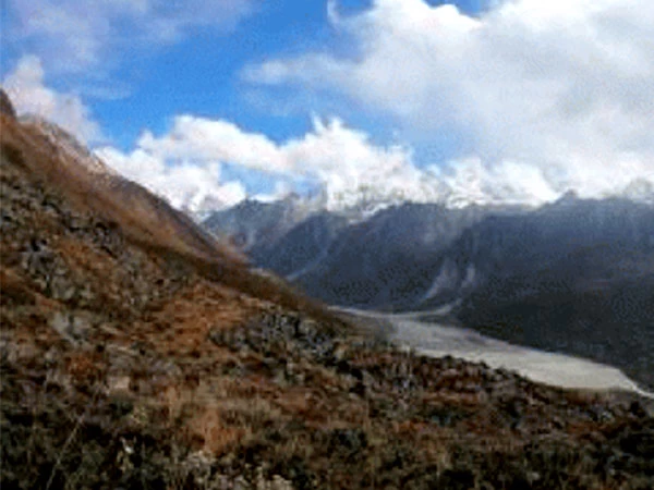 Unpredictable Everest Base Camp Weather and Trekking Difficulties